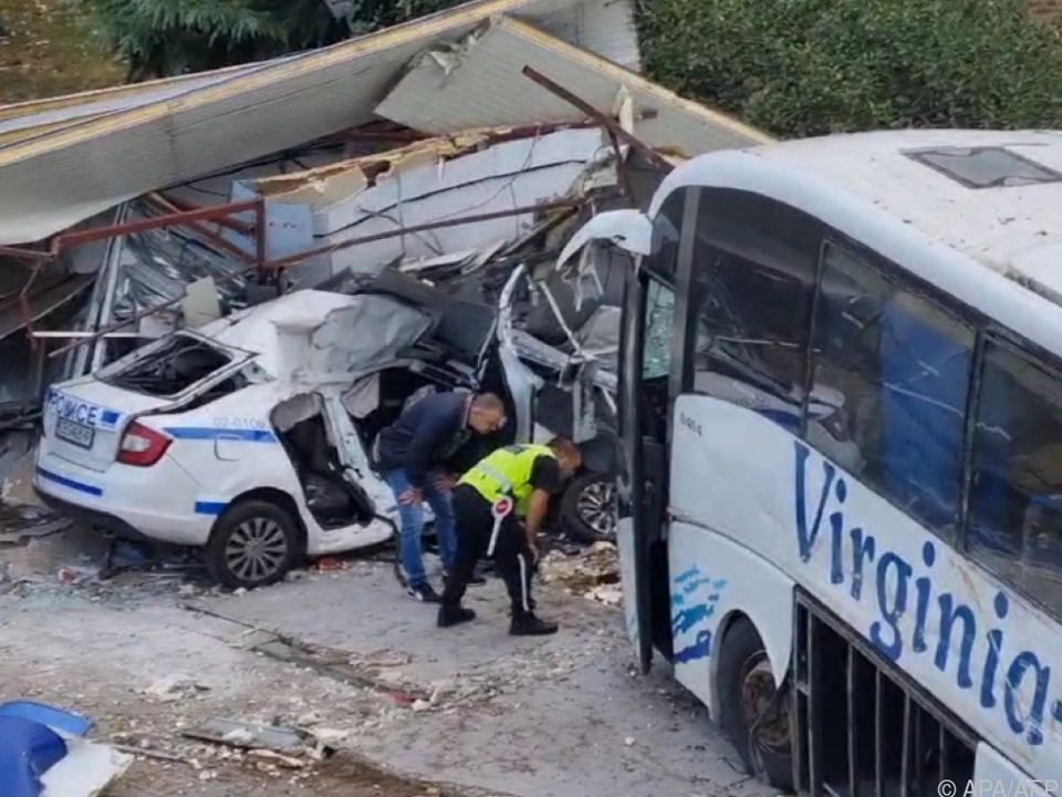 Zwei tote Polizisten bei Unfall mit Bus