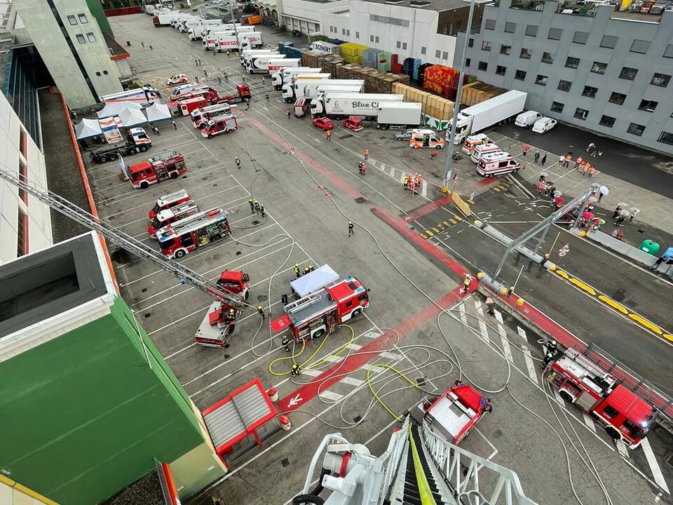 Berufsfeuerwehr-Bozen-Gemeinschafts-bung-in-der-Industriezone