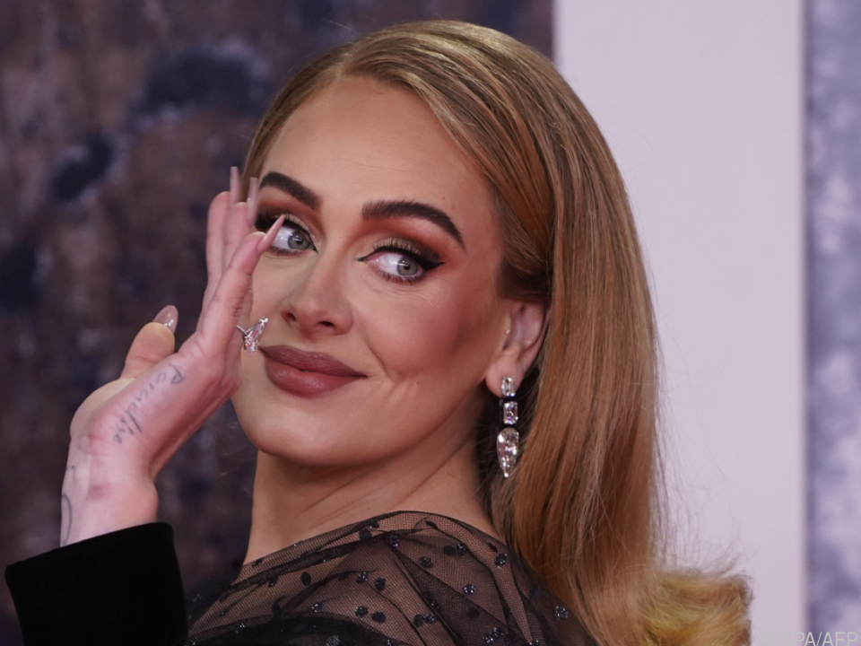 Adele freut sich über ihren Emmy (Archivbild)