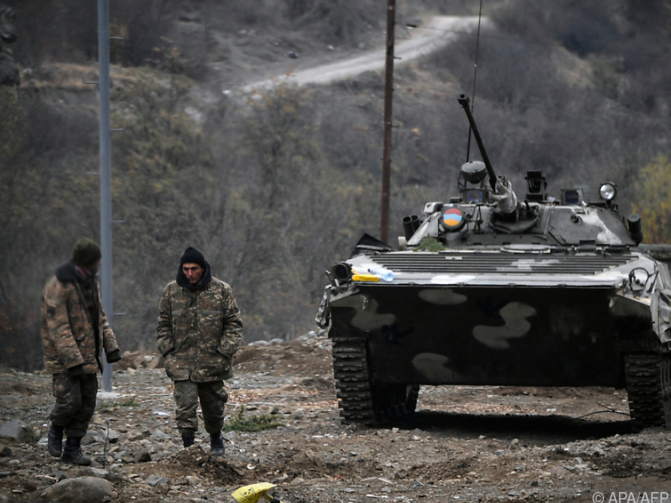 Armenische Soldaten vor einem Panzer