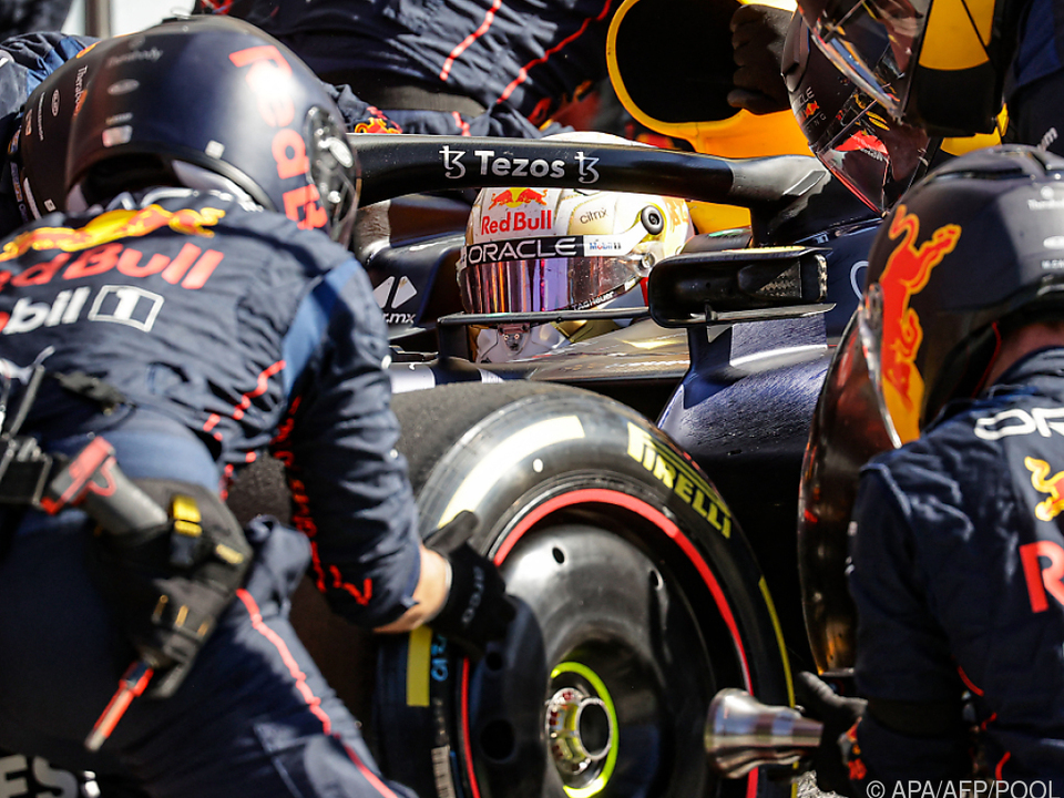 Bei Red Bull wird am Wagen von Max Verstappen geschraubt