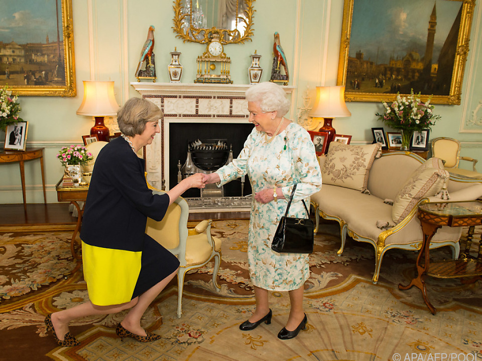 Die Queen erwischte Theresa May bei einem Fauxpas