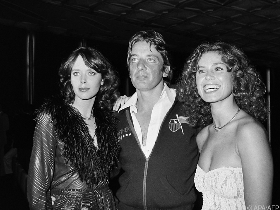 Regisseur Just Jaeckin mit Sylvia Kristel (l.) und Corinne Cléry 1975