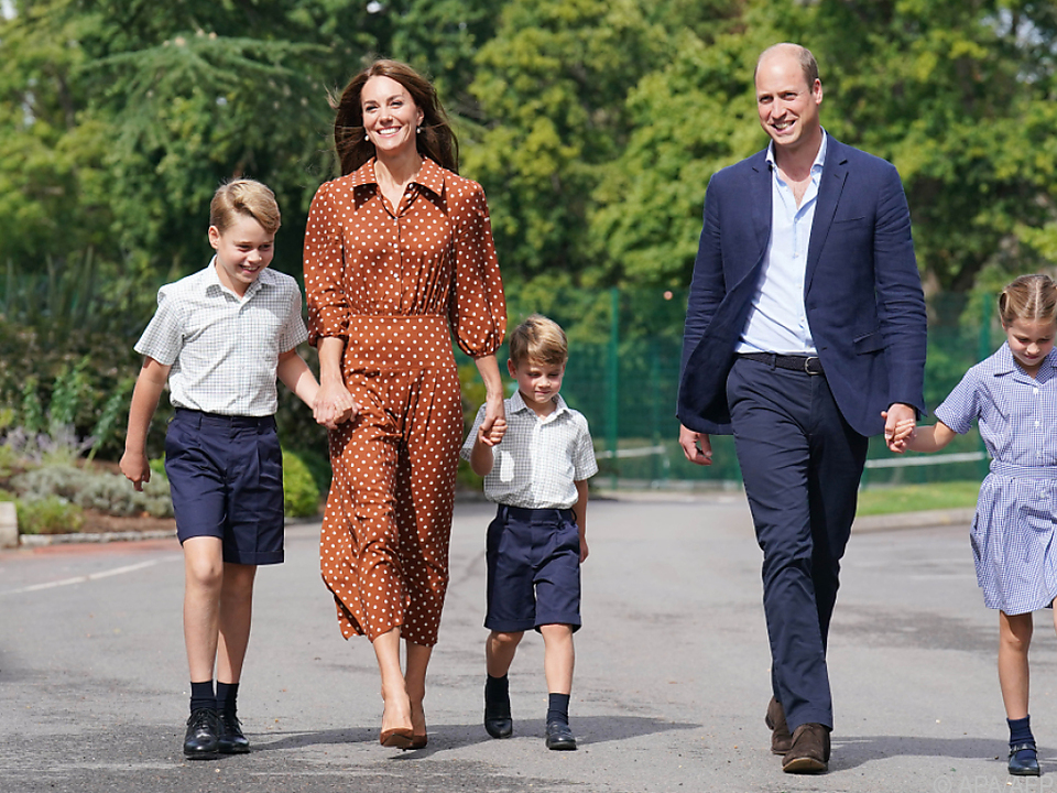 Royale Familie auf dem Weg in die Schule