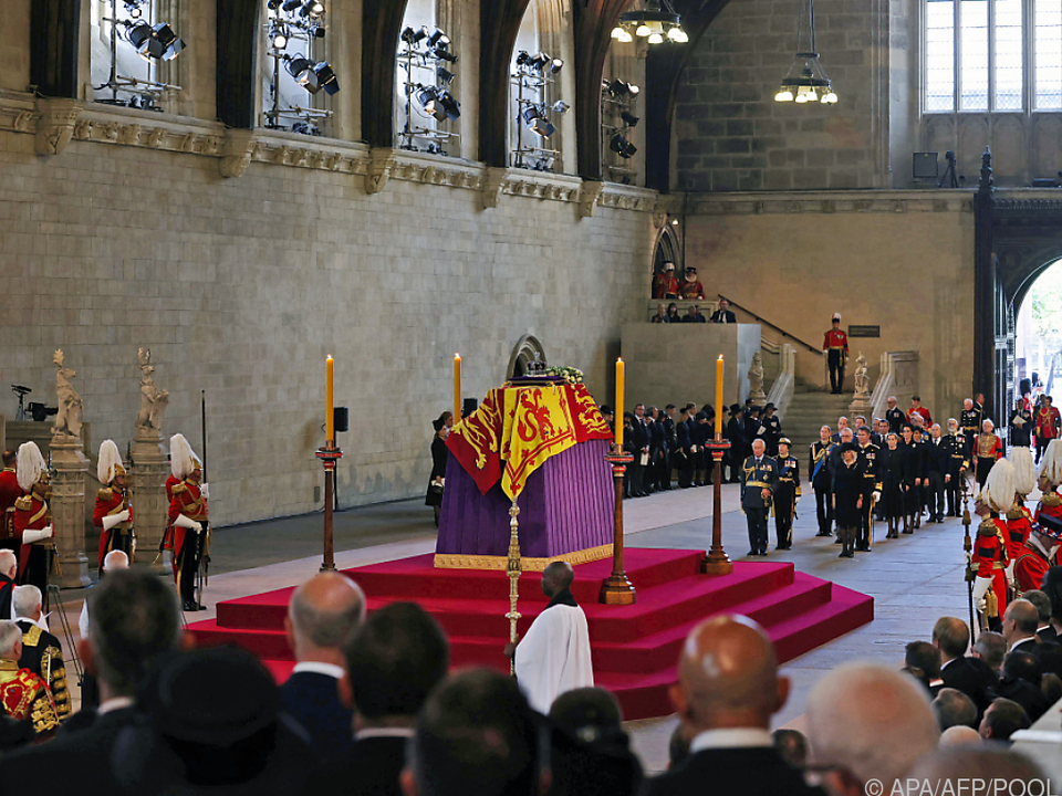Sarg der Queen im Londoner Parlament aufgebahrt