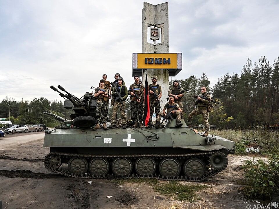 Ukrainische Soldaten nach der Eroberung von Isjum