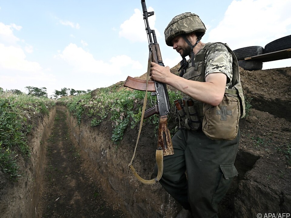 Ukrainischer Soldat im Schützengraben bei Cherson