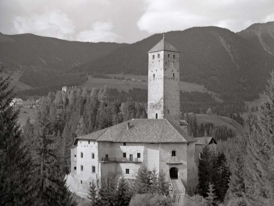 Burg Welsperg in einer Ansicht aus dem Jahr 1955 (SLA, Bildarchiv Mario und Benjamin Geat, Nr. 1935)_NEU