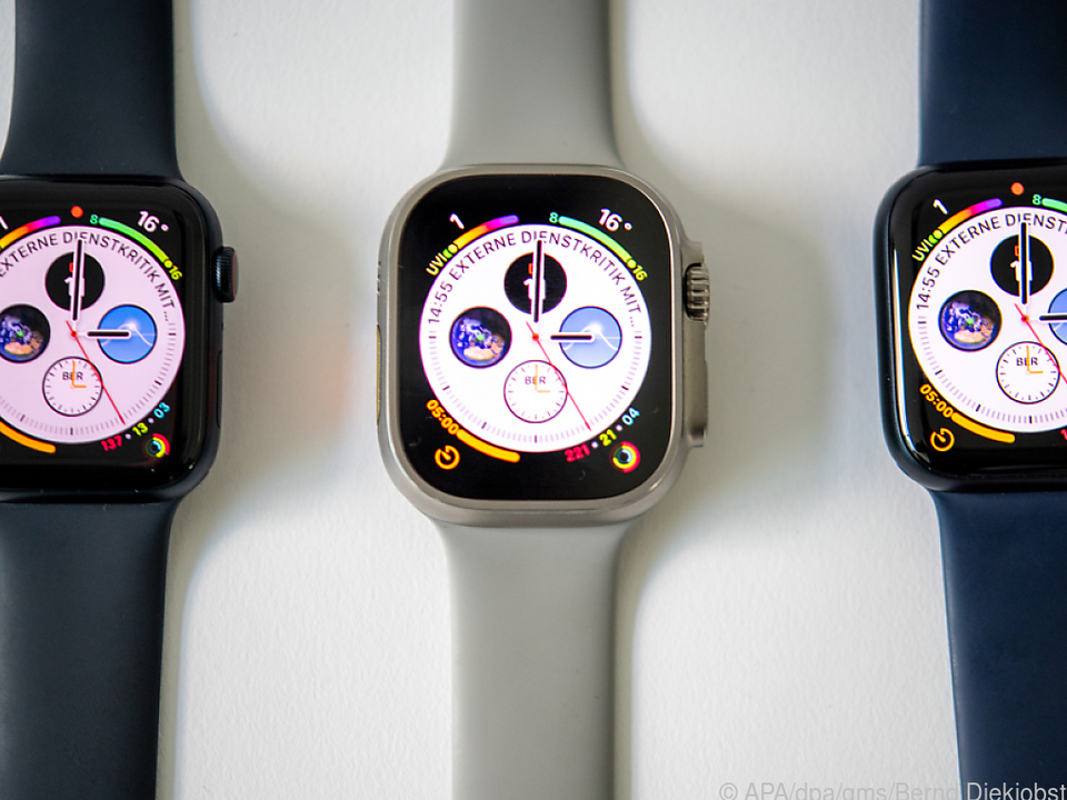 Die Apple Watch Ultra (m.), eingerahmt von der Watch SE (li.) und der Series 8 (re.)