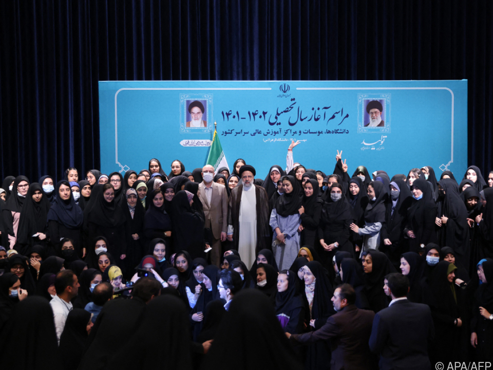 Ebrahim Raisi umgeben von Studentinnen mit Kopftuch
