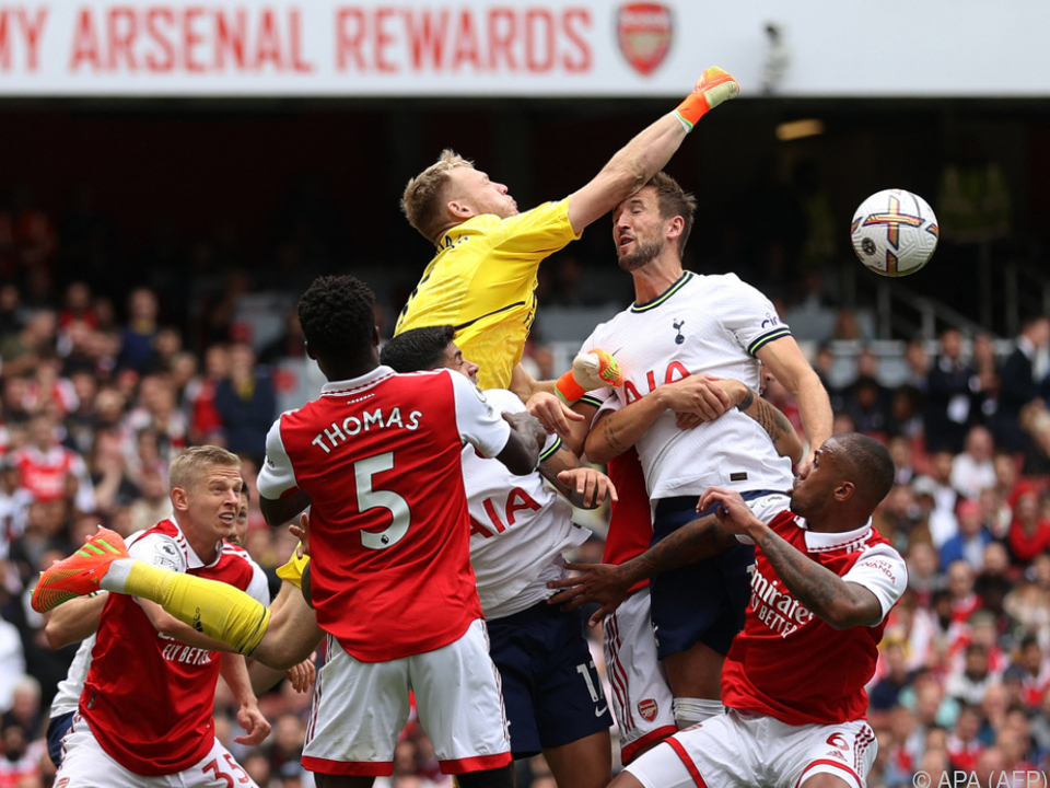 Ein hart umkämpftes Derby geht an Leader Arsenal
