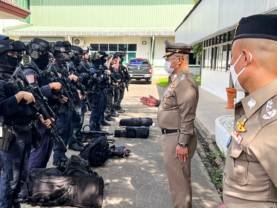 Einheit der Royal Thai Police mit dem obersten Polizeichef des Landes