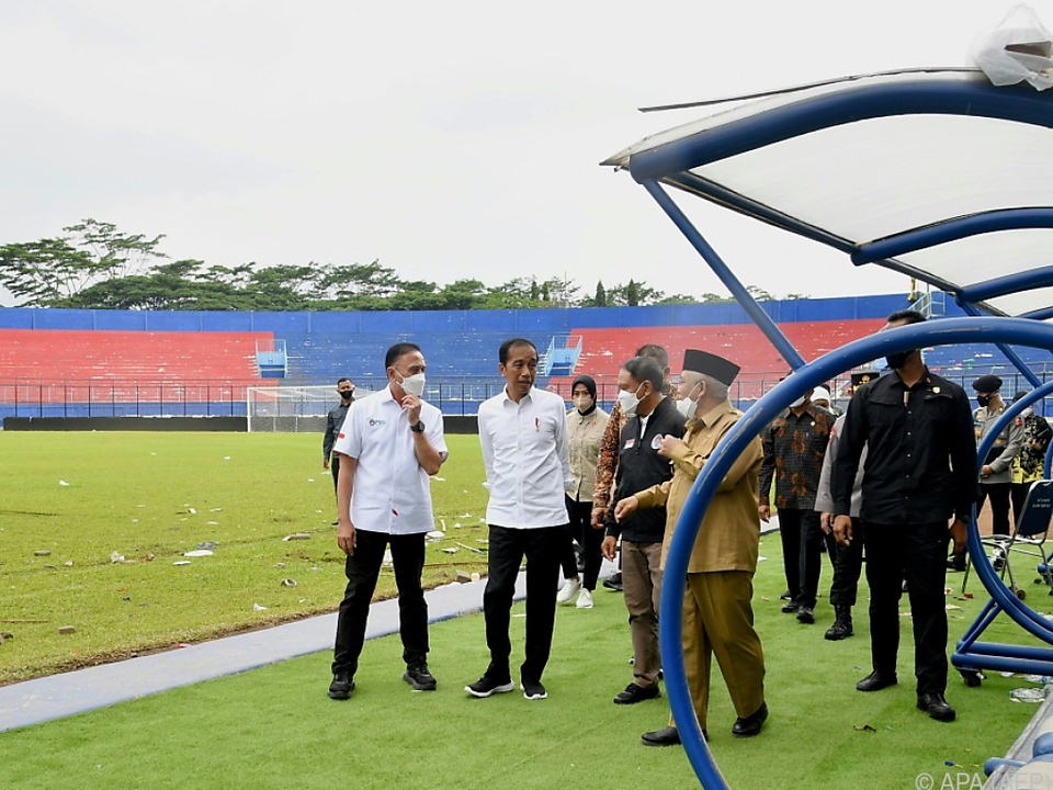 Indonesiens Präsident Widodo beim Lokalaugenschein im Unglücks-Stadion