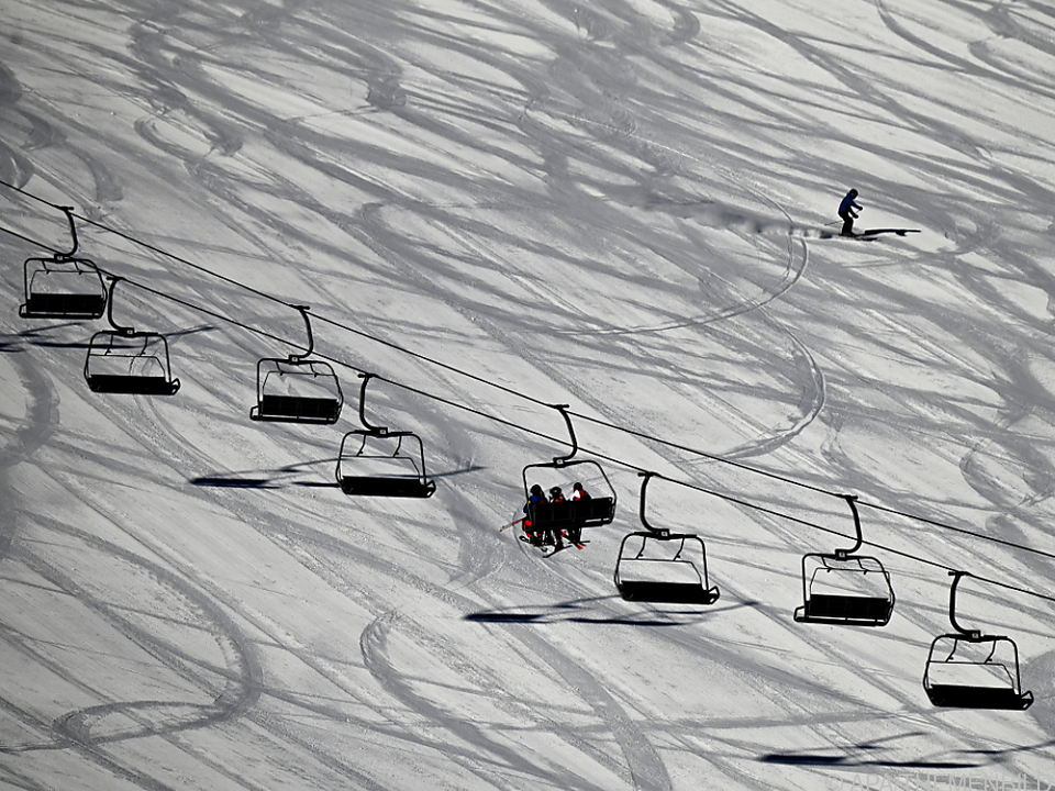 Mit den Liftpreisen geht es heuer steil bergauf skifahren sessellifft sym