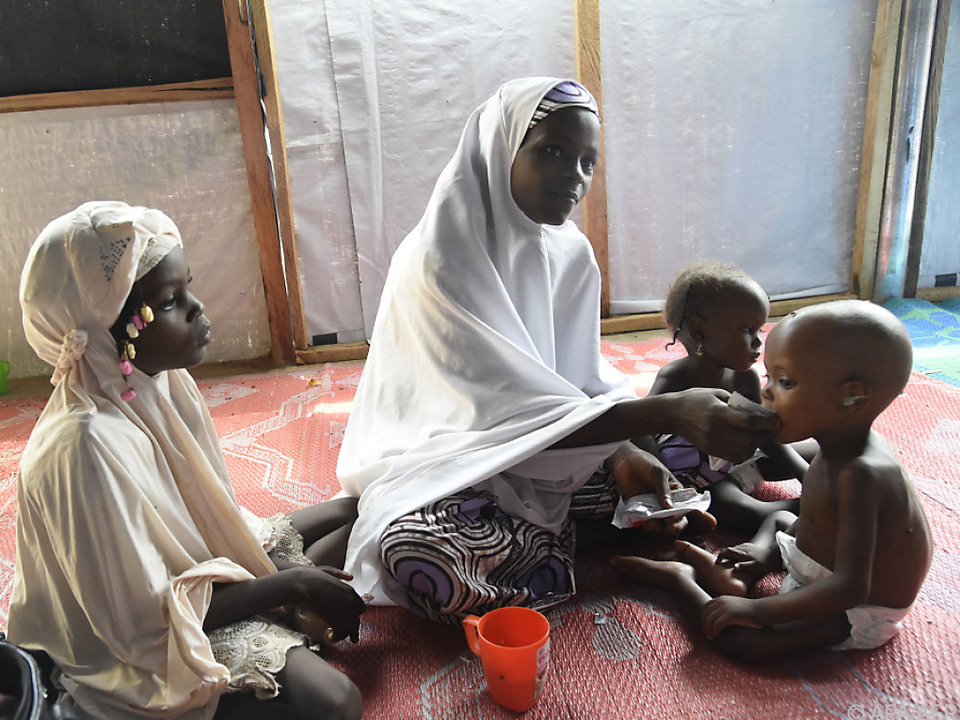 Mutter mit Kindern in einer Klinik in Nigeria