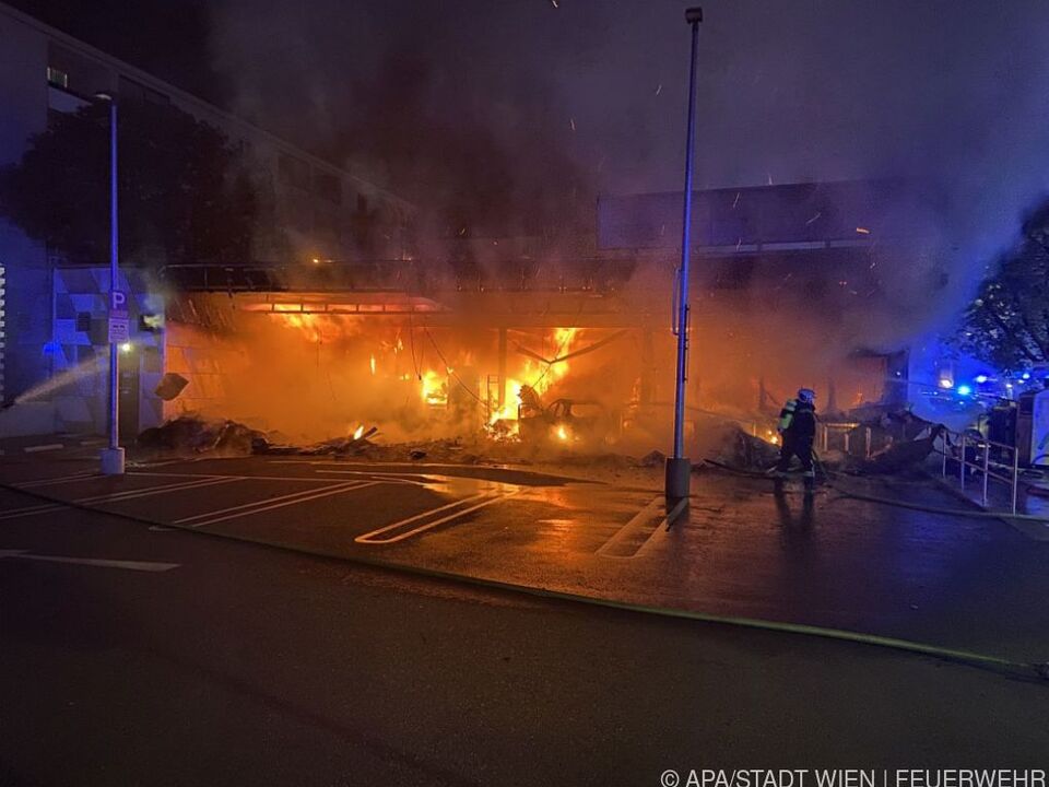 Pkw und Supermarkt gerieten in Brand