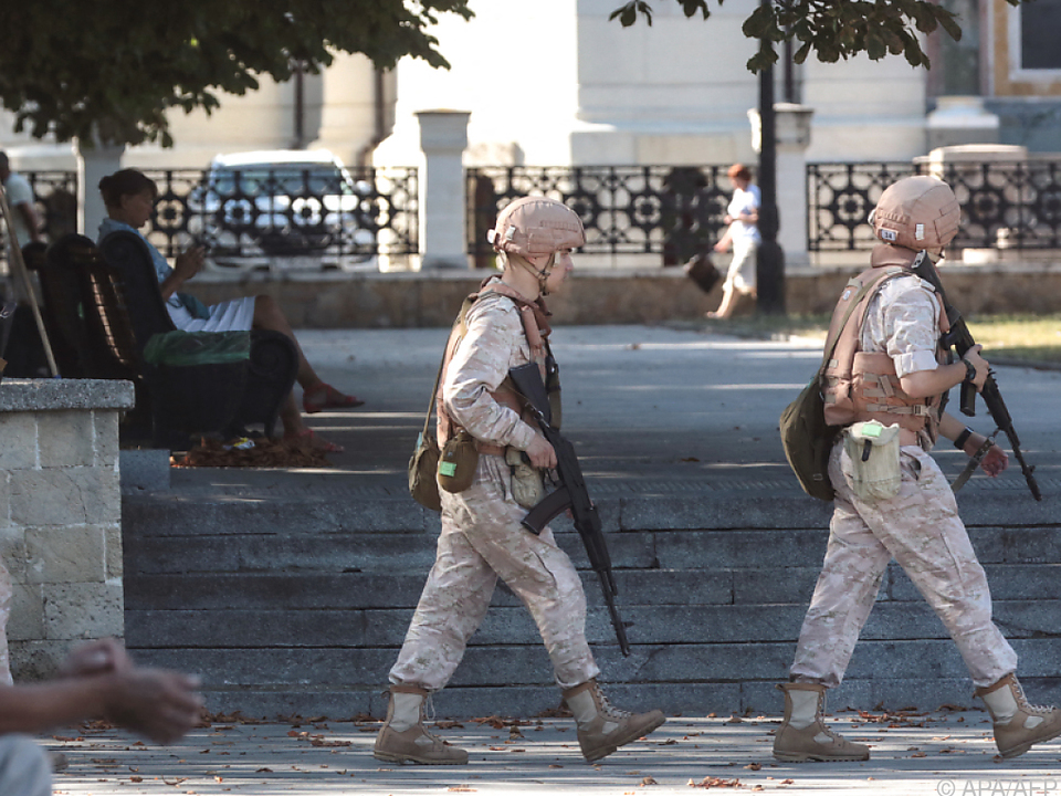 Russische Marinesoldaten patrouillieren in Sewastopol