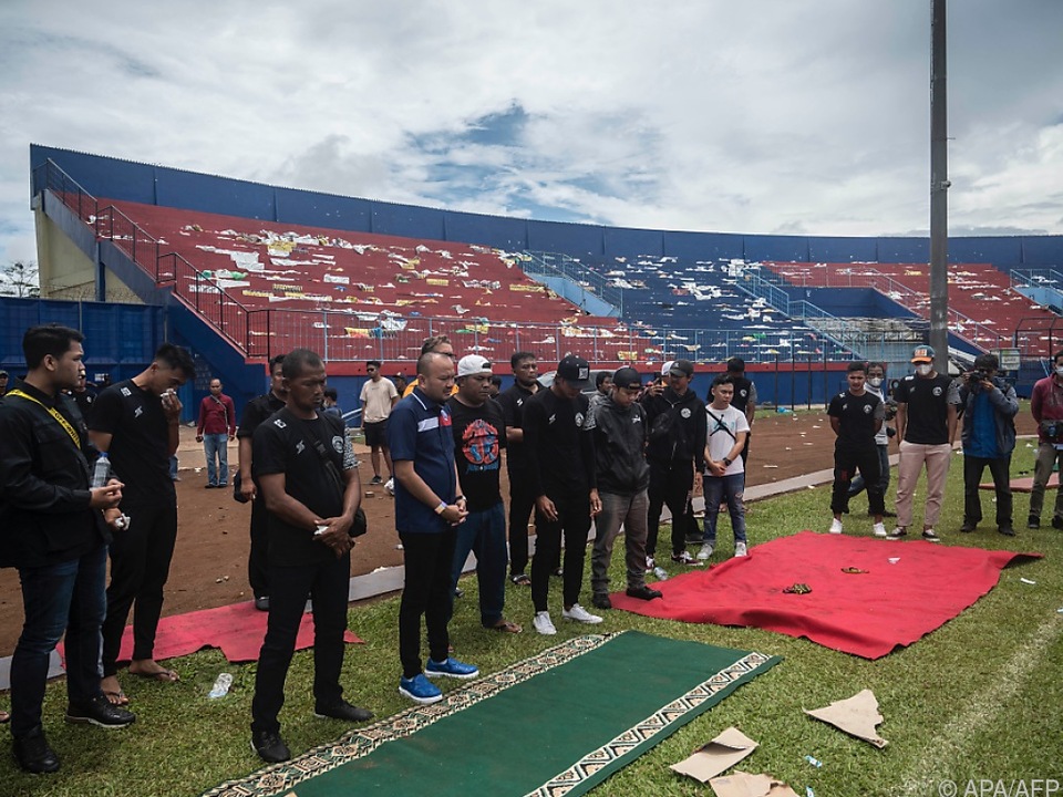 Spieler und Offizielle des Arema FC trauern um die Opfer
