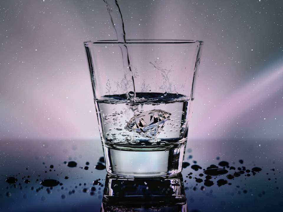 Wasserglas mit Diamant