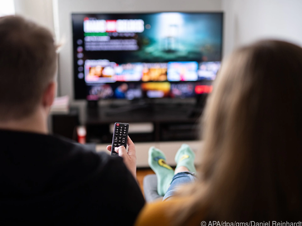 tv fernseh medien sym couch Wer das automatische Abspielen ausschaltet, spart Strom und tut etwas fürs Klima