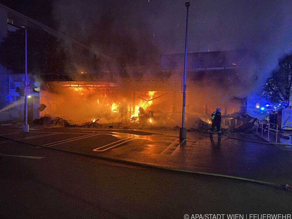 Wiener Supermarkt nach gescheitertem Einbruchsversuch in Flammen
