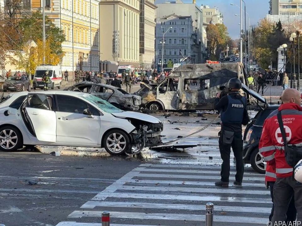 Zerstörte Fahrzeuge auf Straße in Kiew