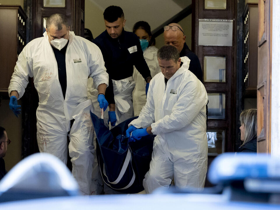 Uomini della scientifica portano via i corpi delle due donne trovate morte in un palazzo in via Augusto Riboty, Roma, 17 novembre 2022. athesiadruck2_20221117200928794_311b4cbbe515a837aec9edfb204ee959