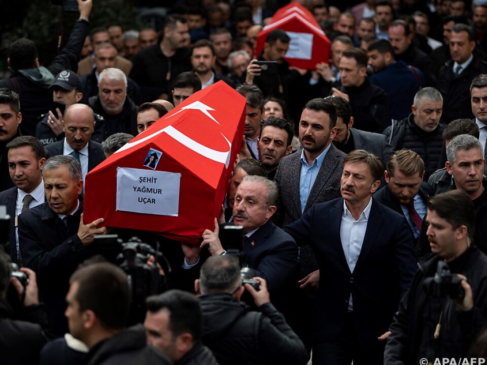 Begräbniszeremnie von Anschlagsopfern in Istanbul