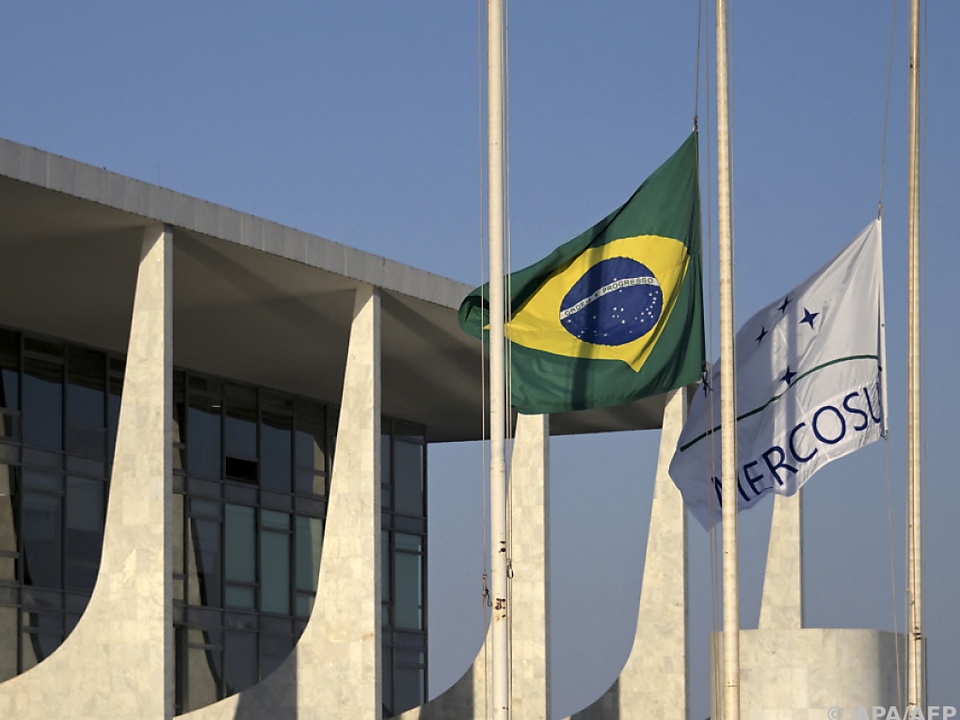 Brasilianische Flagge neben Mercosur-Flagge