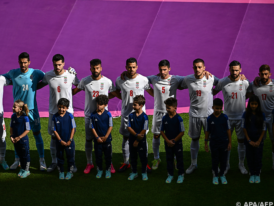 Diesmal sangen Irans Fußballer bei der Hymne mit