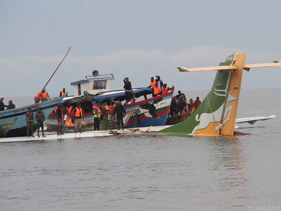 Flugzeug mit 43 Menschen an Bord in den See gestürzt