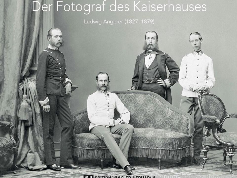 Kaiser Franz Joseph (sitzend) vor seinem Hoffotografen