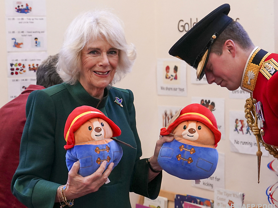 Königsgattin Camilla übergab Stoffbären an Kinderhilfsorganisation