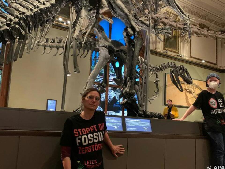Mitglieder der Letzten Generation haben im Naturhistorischen Museum vor Dinosaurier-Skeletten festgeklebt