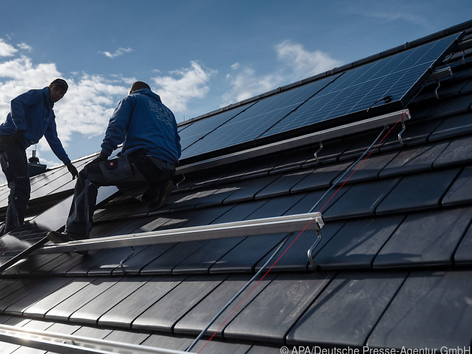 Photovoltaikmodule werden auf Hausdach montiert