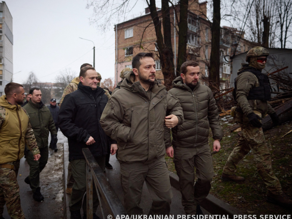 Präsident Selenskyj besichtigt die Schäden in einem Kiewer Vorort