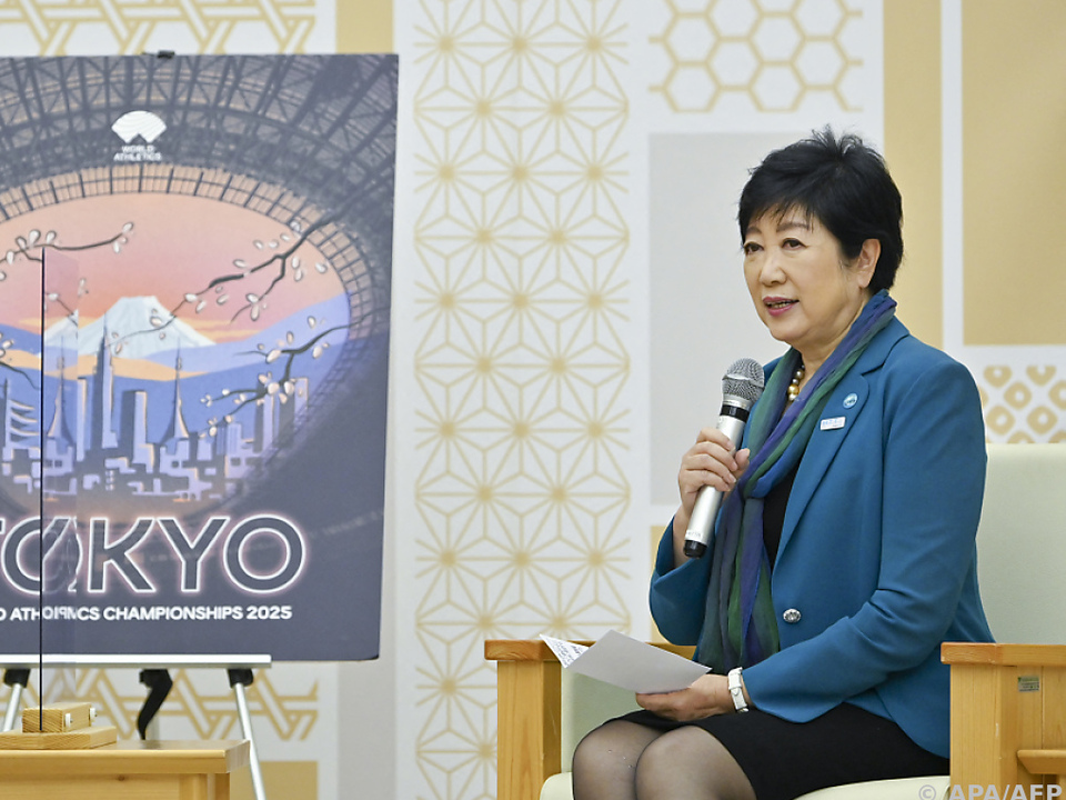 Tokios Gouverneurin Koike: Schals gehen auch