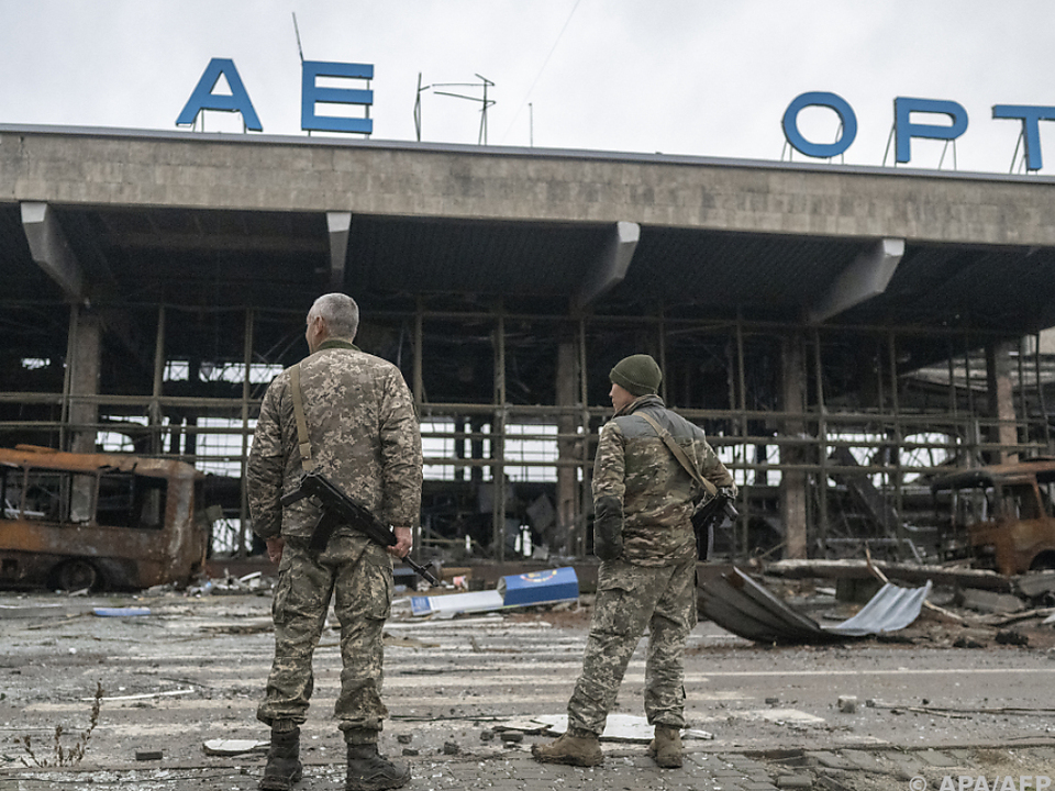 Ukrainische Soldaten am zerstörten Flughafen von Cherson