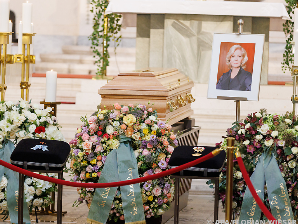 Christiane Hörbiger wurde beigesetzt