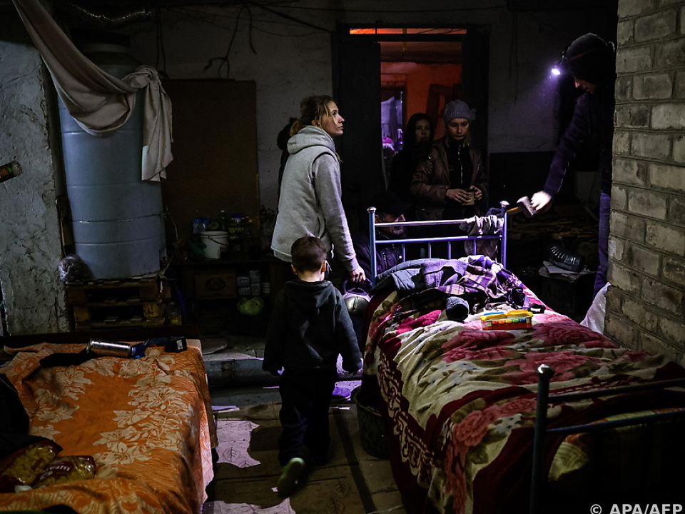 Eine Familie, die in Bachmut zum Schutz vor Bomben im Keller lebt.