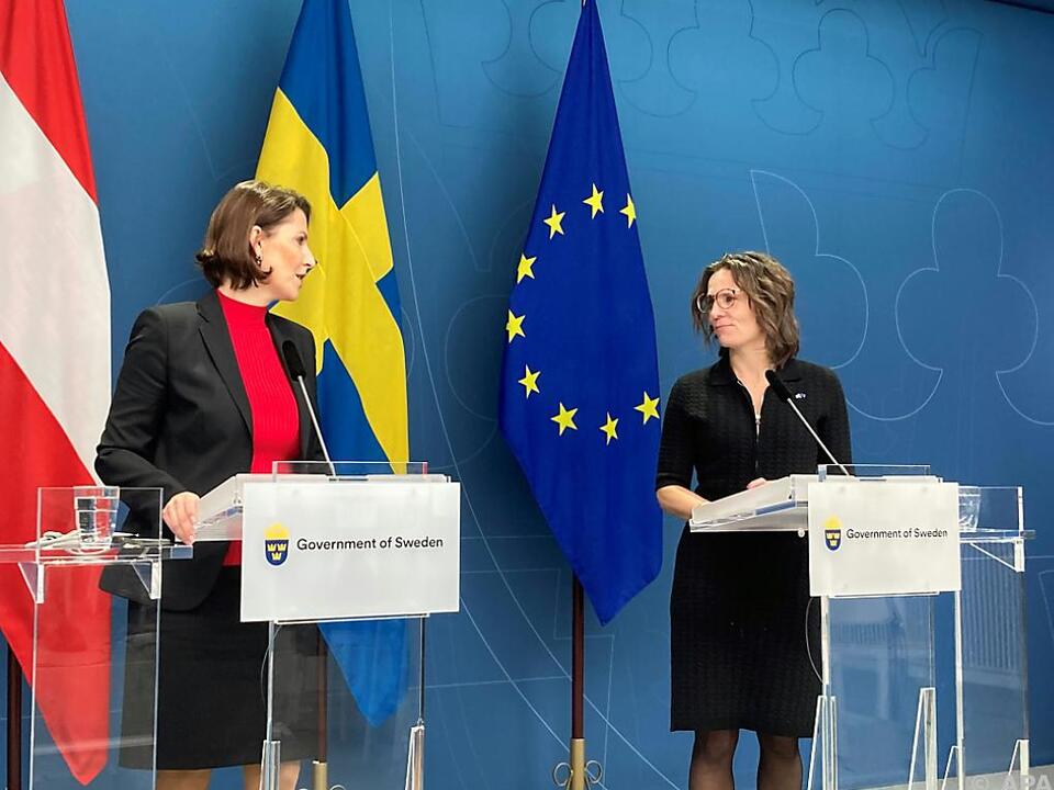 Europaministerin Edtstadler mit ihrer schwedischen Kollegin Roswall