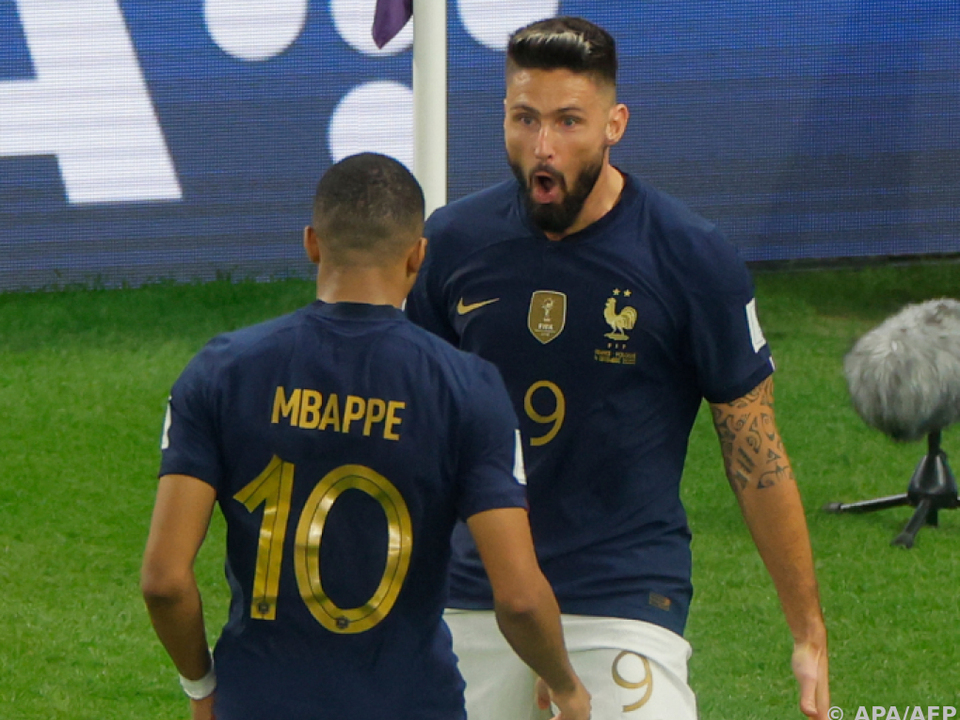 Giroud und Mbappe bejubeln Frankreichs 1:0 gegen Polen