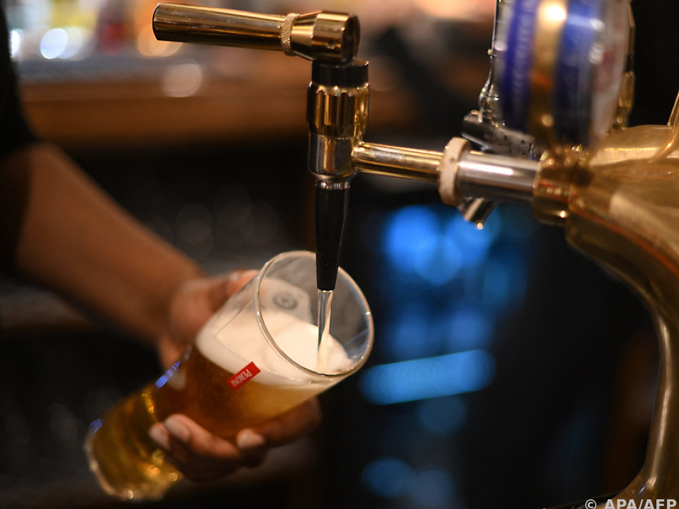 Kellner füllt ein Pint Peroni-Bier im The Mad Hatter Pub in London