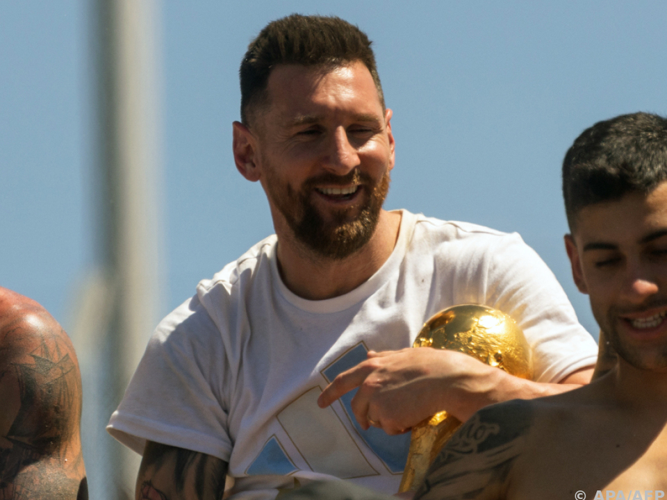 Lionel Messi (Mitte) bei Argentiniens Empfang mit dem WM-Pokal
