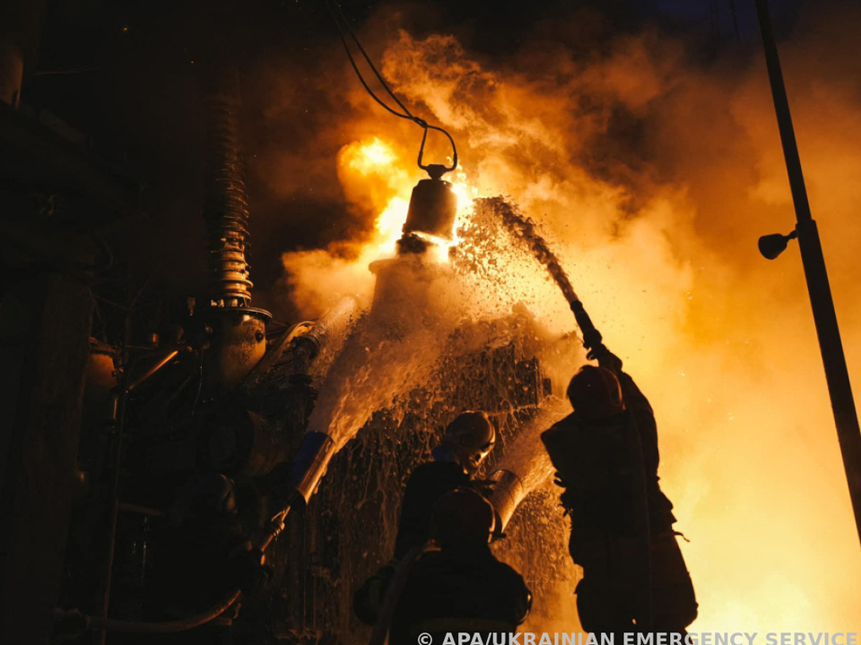Löscharbeiten an einer beschädigten Stromversorgungsanlage in Kiew