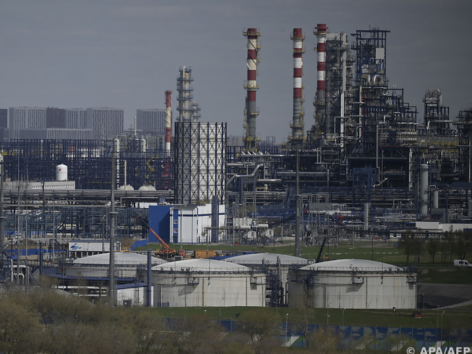 Ölraffinerie der Firma Gazprom Neft am Stadtrand Moskaus