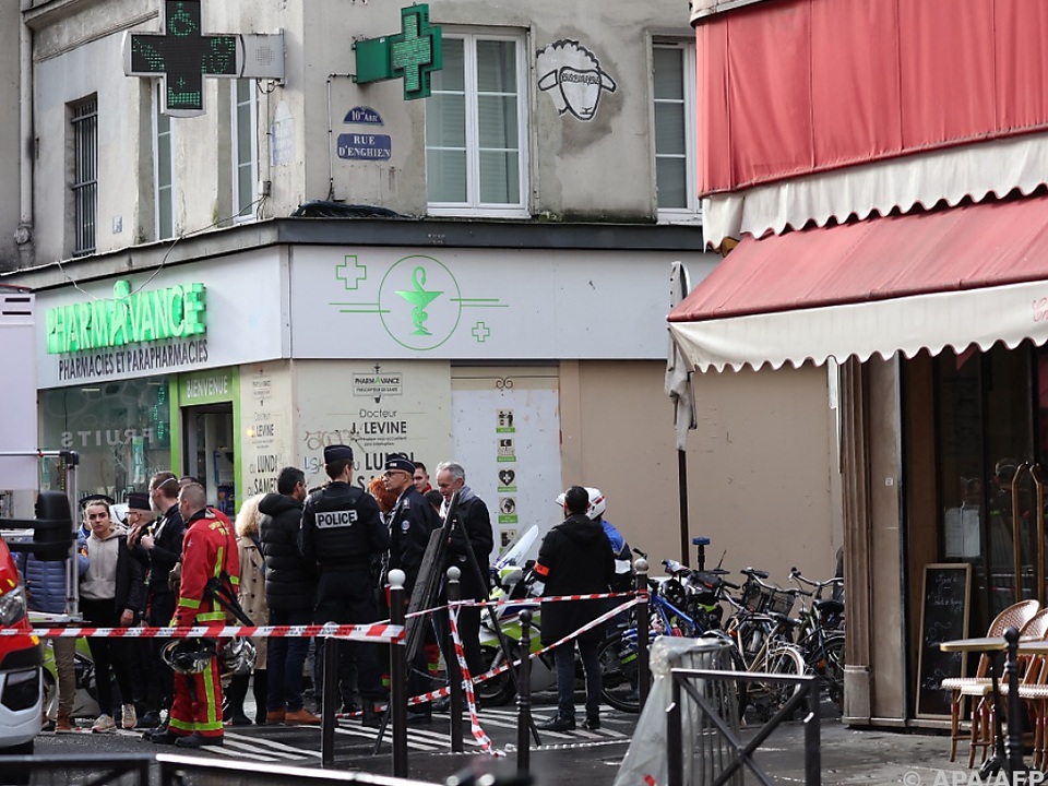 Polizeiabsperrungen am Tatort im zehnten Pariser Bezirk