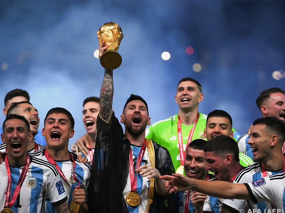 Rasselbande mit Pokal: Messi und Co. sind am Ziel