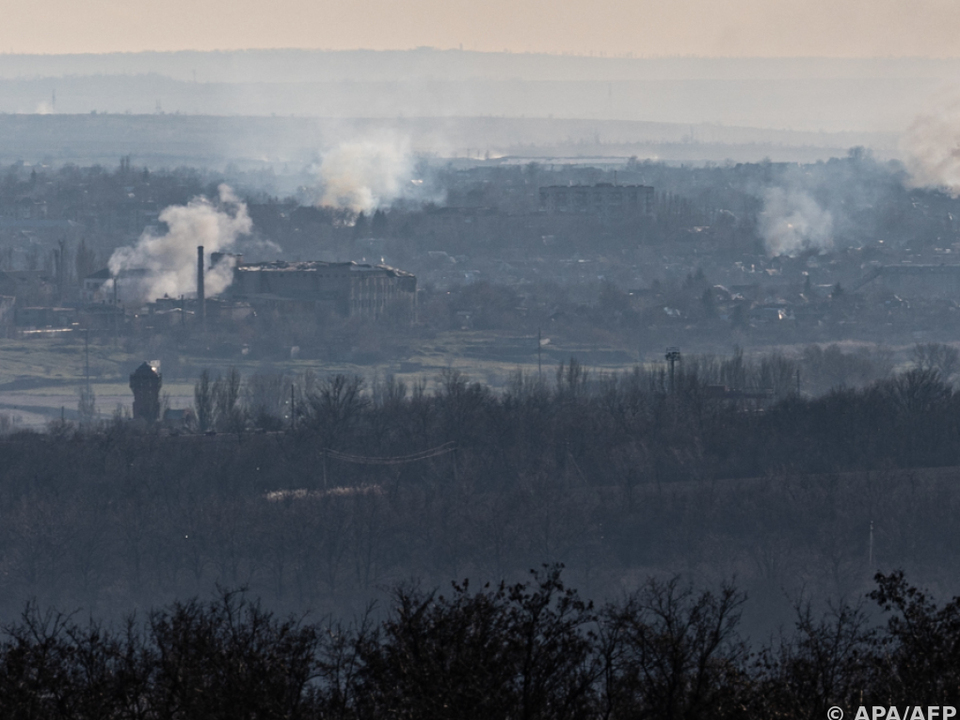 Rauchschwaden über der umkämpften Stadt Bachmut am 19. Dezember