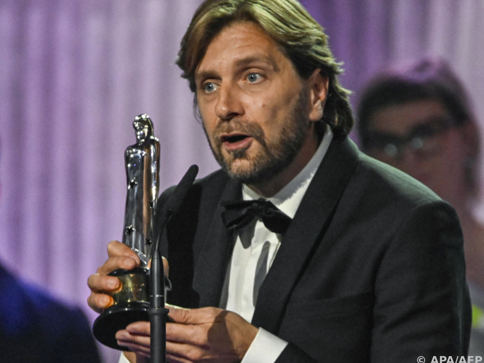 Ruben Östlund hat den Europäischen Filmpreis in seinen Händen